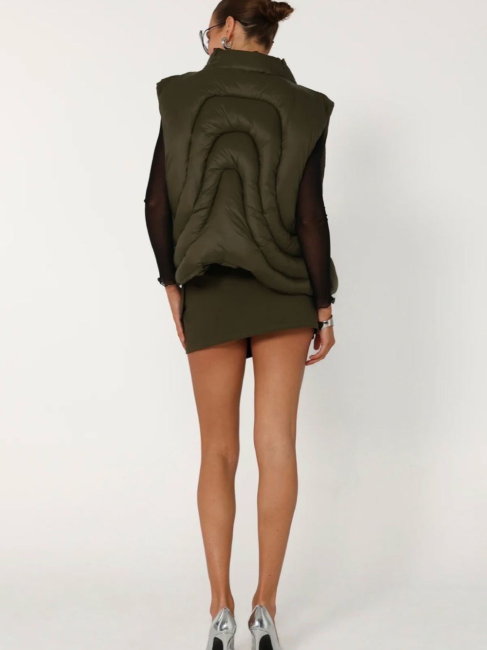 💚 BY.DYLN Theo Wavy Quilted Puffer Vest Olive Green - Picture 6 of 9